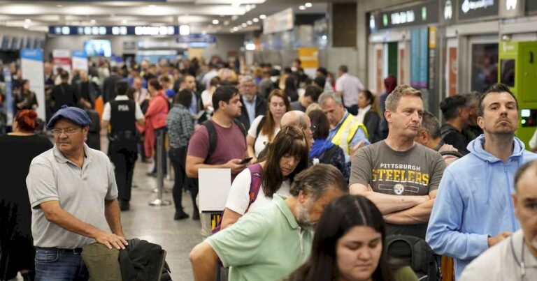 paro-salvaje-del-personal-de-rampa-en-aeroparque:-el-gobierno-denuncio-ante-la-justicia-a-los-sindicalistas-por-«privacion-ilegitima-de-la-libertad-y-extorsion»