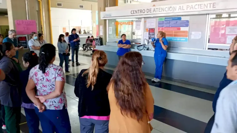 «contra-los-salarios-de-pobreza»:-trabajadores-de-la-salud-realizan-protestas-y-asambleas-en-toda-la-provincia
