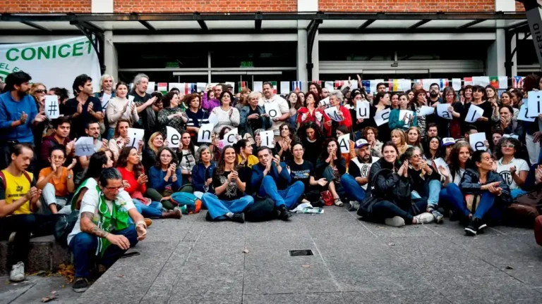 cientificos-nucleados-en-ate-tras-la-salida-de-garcia-sola:-«rechazamos-la-discriminacion-ideologica-en-conicet»