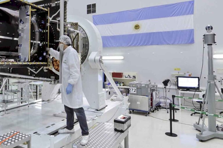 invap:-un-futuro-incierto-para-la-exitosa-empresa-tecnologica-del-pais