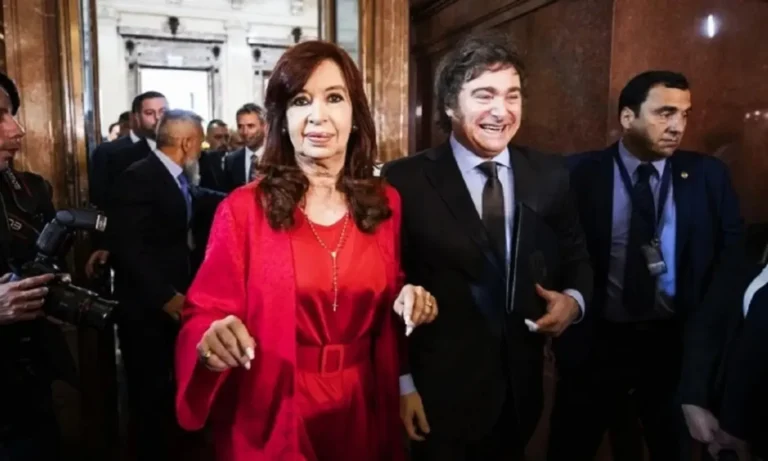 Contra toda legislación, el Gobierno oficializó la quita de la jubilación de privilegio y pensión de Cristina Fernández