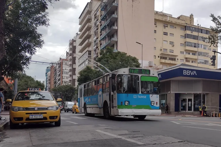 Otro aumento: la Municipalidad anunció que el boleto del transporte urbano costará $1.200