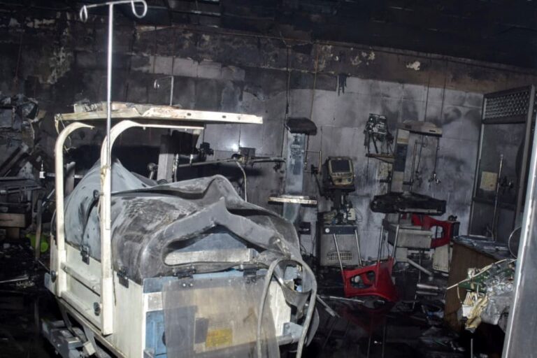 Murieron 10 bebés recién nacidos al incendiarse el hospital