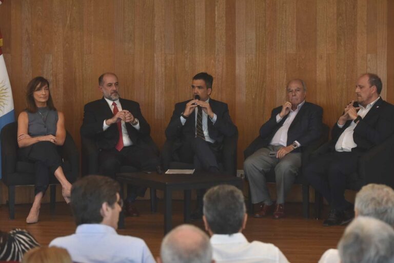 La oposición, entre la desconfianza por los números y el reclamo de motosierra a Llaryora
