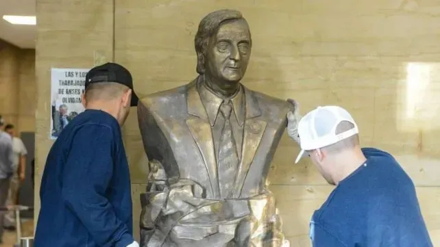 El Gobierno de Milei sigue con su batalla cultural: ahora retiró el busto de Néstor Kirchner del edificio de Anses