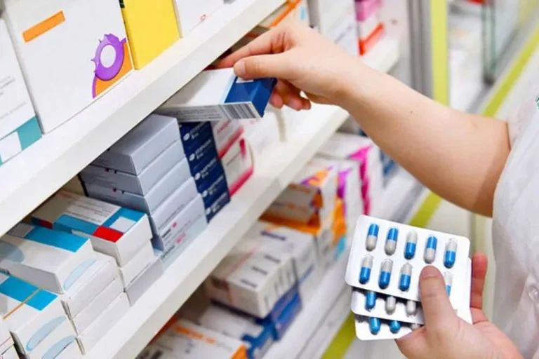 Sin farmacéuticos: el Gobierno habilitó la venta en góndolas de medicamentos sin receta