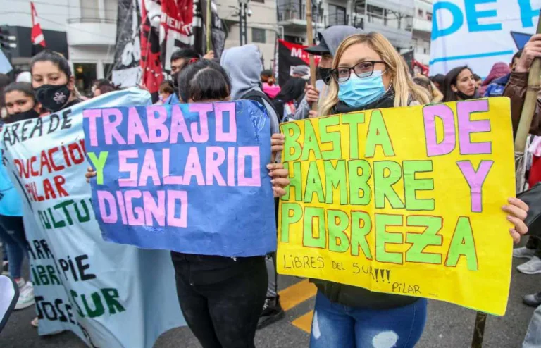 Por la inflación y el alza de tarifas, el salario mínimo se ubica en valores inferiores a 2001