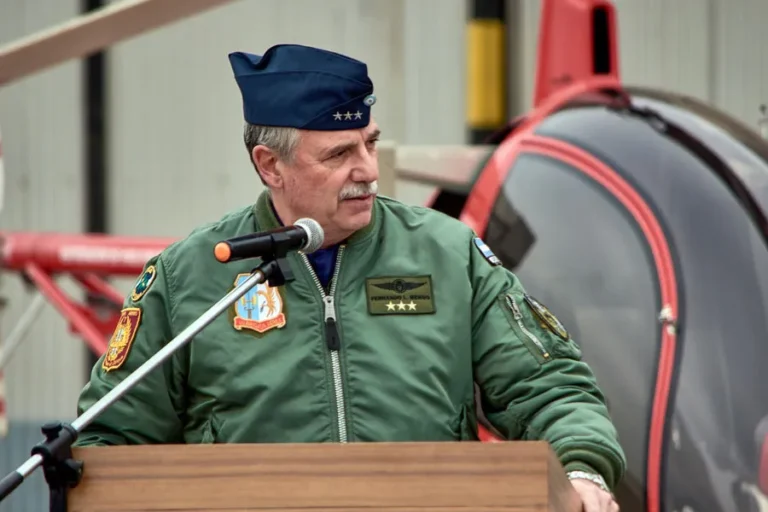 Echan al jefe de la Fuerza Aérea por uso indebido de aviones y hechos de acoso y abuso
