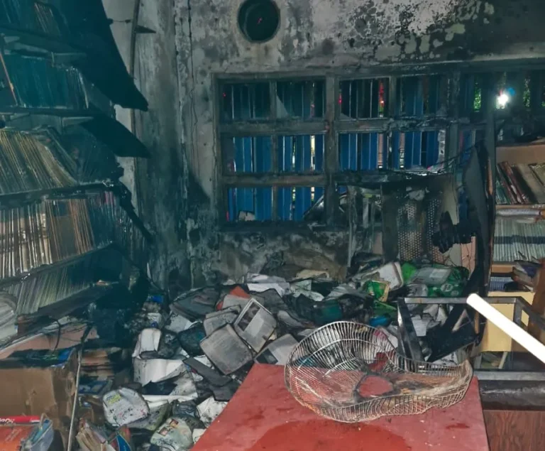 Sofocaron el incendio de la biblioteca de una escuela en barrio Los Boulevares