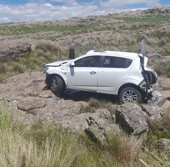 Accidente fatal en las Altas Cumbres: el conductor perdió el control y el auto quedó entre las piedras