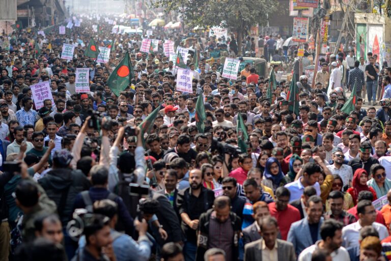 Partidarios del Partido Nacionalista de Bangladesh marchan en protesta por ataques en India