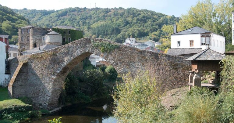 Las aldeas abandonadas de Lugo resurgen con la llegada de extranjeros que compran viviendas: Son jóvenes que intentan abrir negocios