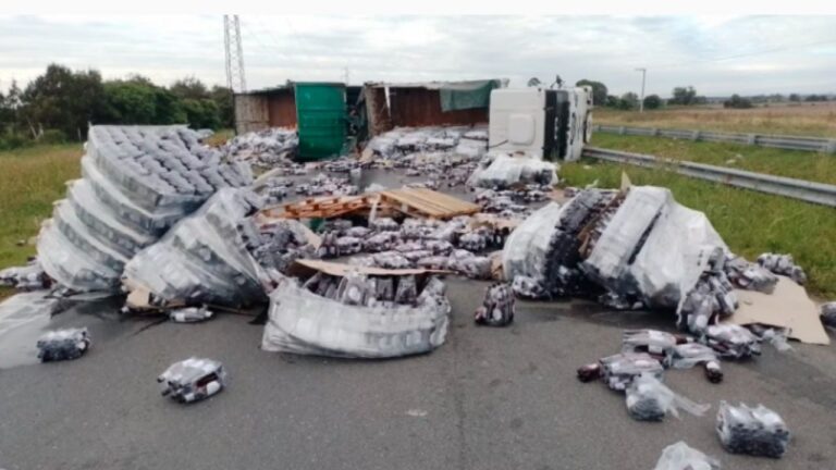Un camión cargado con cervezas volcó en Ruta 36 en Bouwer