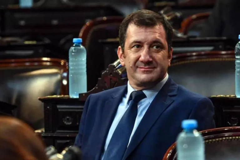 Tras el pedido de expulsión por hechos de corrupción, Kueider solicitó licencia en el Senado