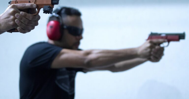 El Gobierno bajó la edad mínima para tener armas y hay polémica: los argumentos a favor y en contra