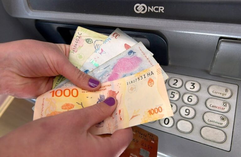 Jubilados y empleados públicos de Córdoba cobrarán todos juntos el aguinaldo: el cronograma