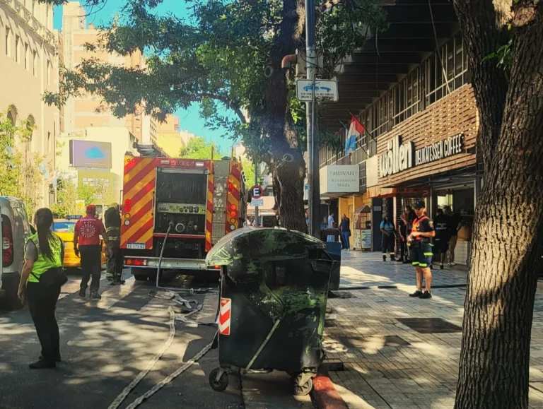 Sofocaron el incendio del sótano de una heladería ubicada en el centro cordobés: no hubo lesionados