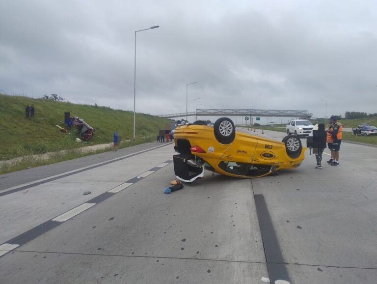 Vuelco en avenida Circunvalación: una pareja resultó herida tras chocar con un taxi