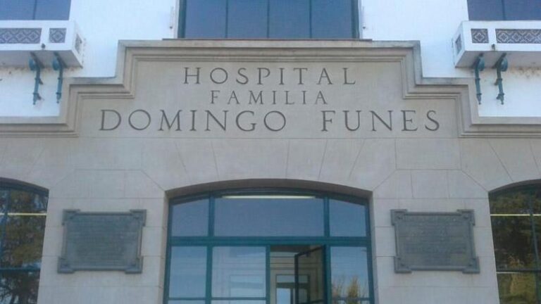 Un joven de 16 años se golpeó con el borde de una pileta durante un campamento en Cosquín: está grave