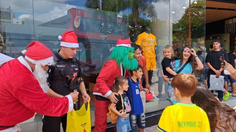 El Grinch y Papá Noel motorizados sorprendieron a los vecinos de Carlos Paz