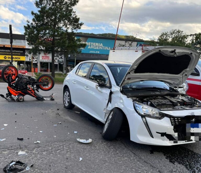 Motociclista hospitalizado tras colisión contra un auto en Carlos Paz