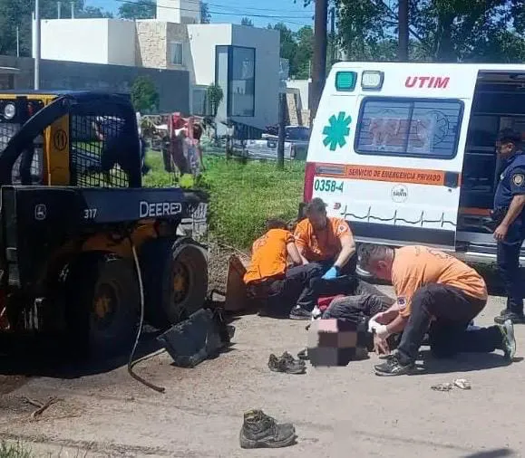 Accidente laboral en General Cabrera: dos trabajadores fueron aplastados por una pala mecánica