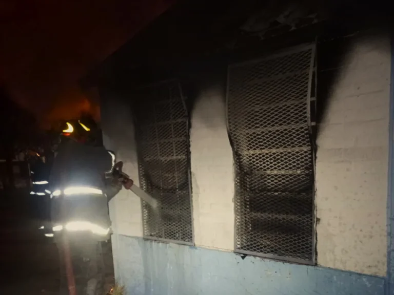 Se incendió el centro vecinal de barrio Ituzaingó Anexo: no se registraron personas lesionadas