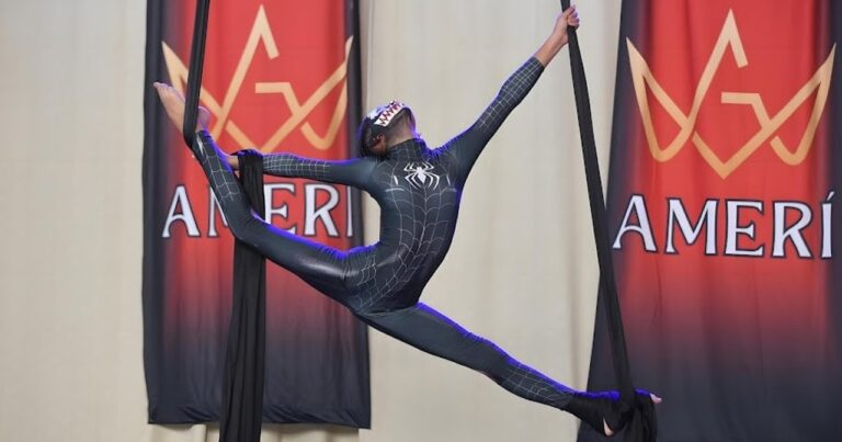 Exitosa presentación de Acrobacia en tela en el Club Dolphins