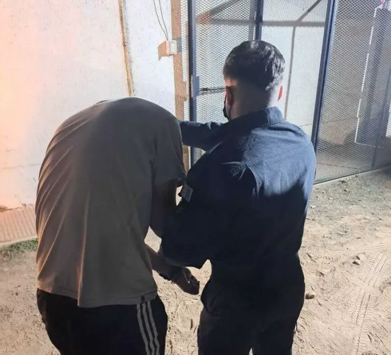 Córdoba: Tenía droga, huyó y quiso esconderse en una casa, pero lo atraparon