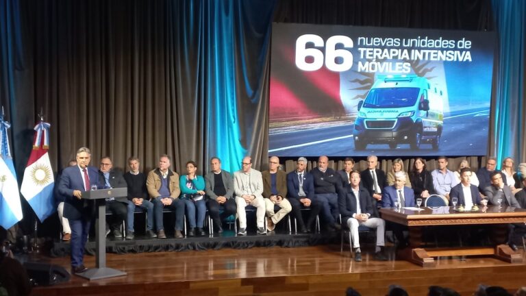 La Provincia entregó 66 ambulancias de alta complejidad para hospitales