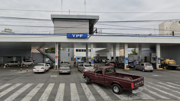 YPF venderá nafta más barata a la madrugada, con sistema de autodespacho