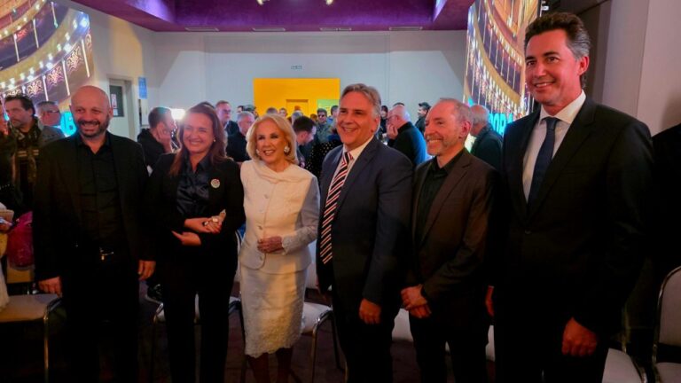 Mirtha Legrand y Martín Llaryora en el lanzamiento de los Premios Sur