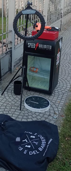 Robo a una barbería: el ladrón se llevó hasta un frigobar y el secador de pelo