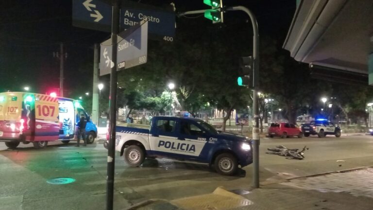 Accidente en Córdoba: un motociclista sufrió una fractura tras chocar contra un automóvil