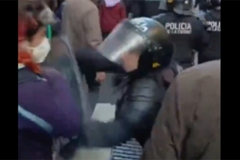 El momento en que un policía golpea a manifestantes en la macha por jubilados