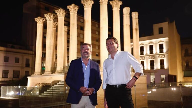 Así luce la iluminación nocturna del Templo Romano