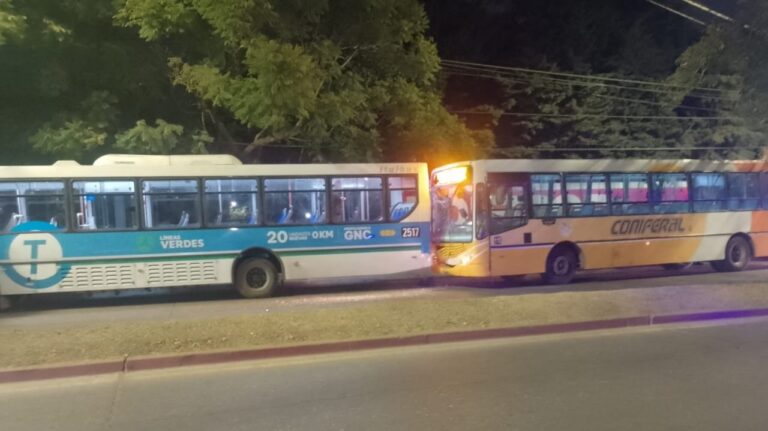 Dos personas resultaron heridas en choque por alcance entre colectivos urbanos en Córdoba