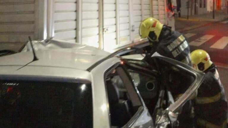 Fuerte choque en Flores: un auto se incrustó en un camión