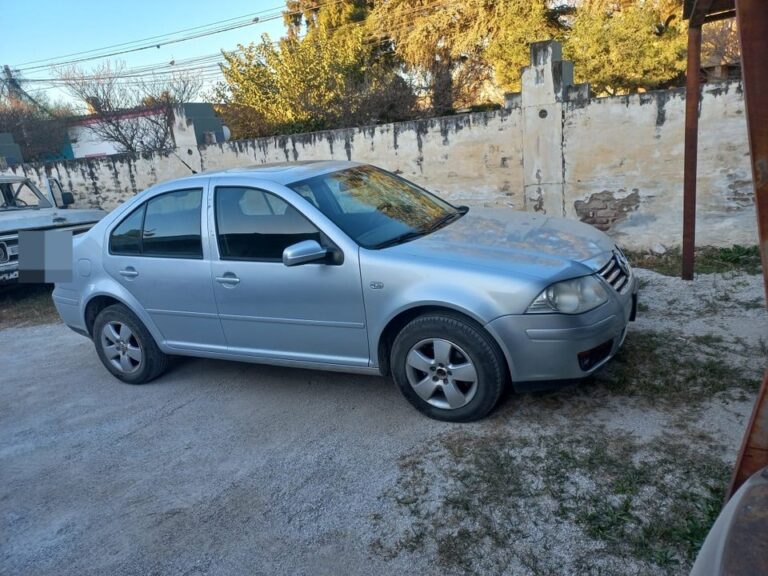 Córdoba: robó un auto pero al verse cercado por la Policía, se disparó y murió