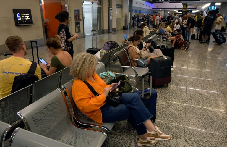 Suspendieron el paro de aviones previsto de este jueves, pero el conflicto continúa