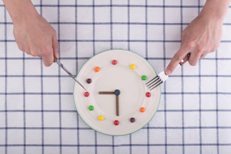 Funciona realmente el ayuno 16:8? Esto dice la mayor revisión científica hasta ahora