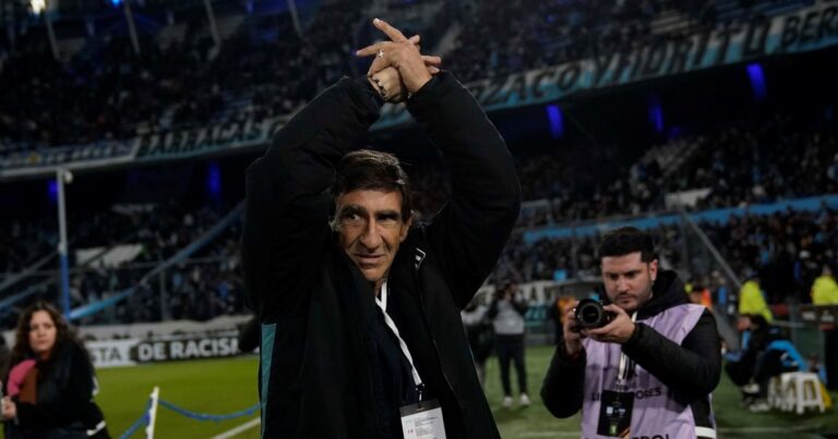 El centrodelantero que confesó un llamado de Costas para ser refuerzo de Racing y otras opciones