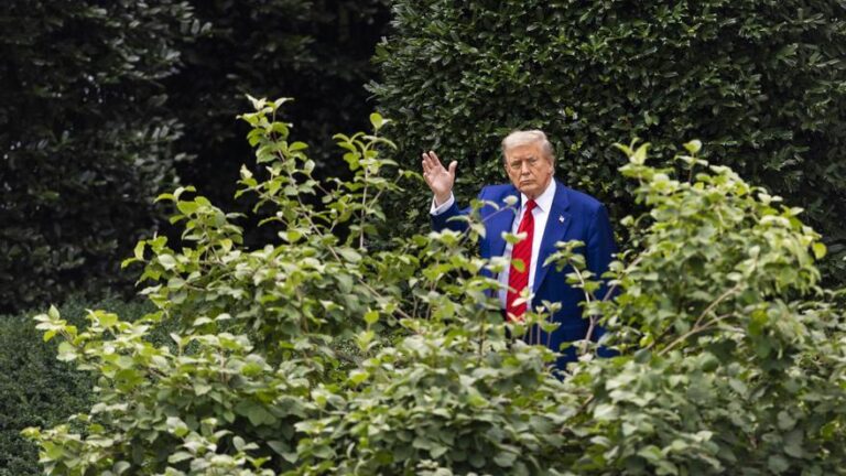 Trump moviliza bombarderos hacia el Pacífico mientras sopesa si atacar Irán