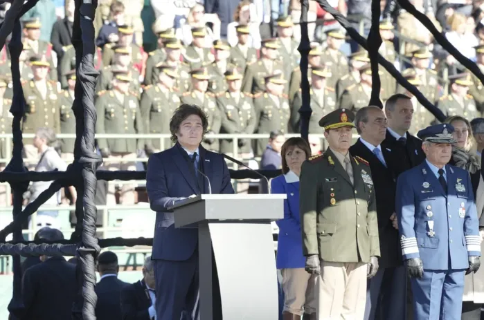 En un acto por el Día de la Bandera en Buenos Aires, Milei respaldó a las Fuerzas Armadas