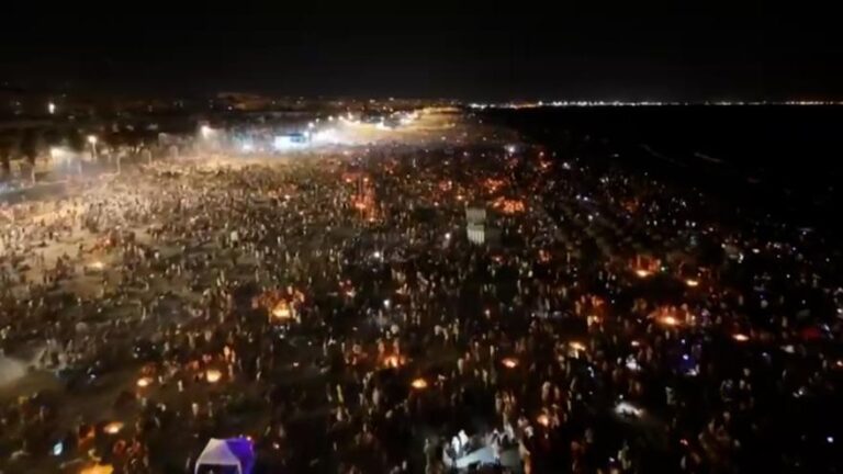 Impresionantes imágenes de la playa de Valencia durante la noche de San Juan