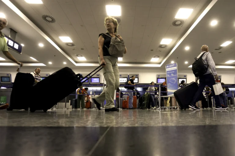 La cantidad de argentinos que viajó al exterior en mayo aumentó un 45,8% interanual