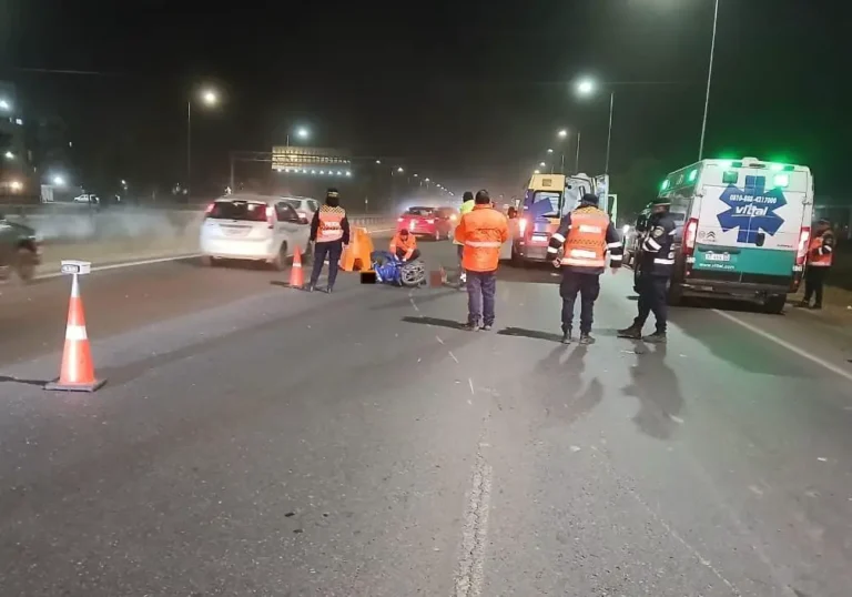 Iba a su trabajo, cayó de su moto y murió en la avenida Circunvalación