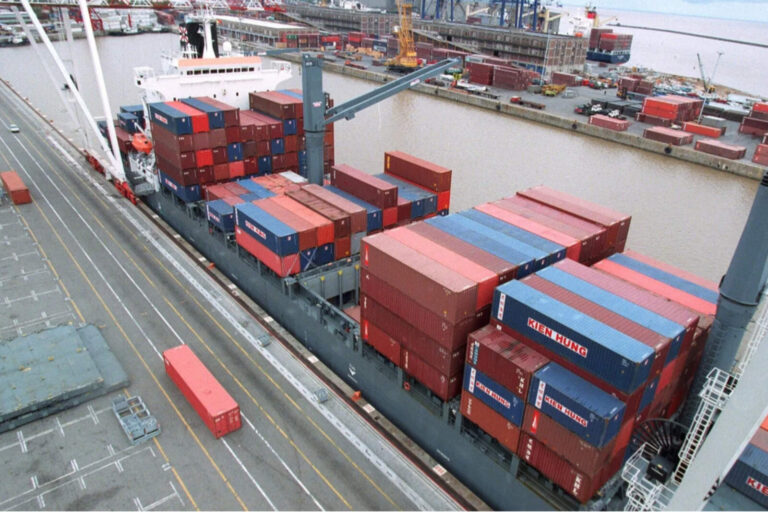 Suspenden las operaciones en Terminal 4 del Puerto de Buenos Aires por incumplimientos