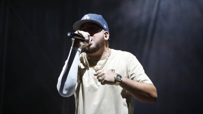 Maka conquista Córdoba con su ‘Aura’ en una noche de calor