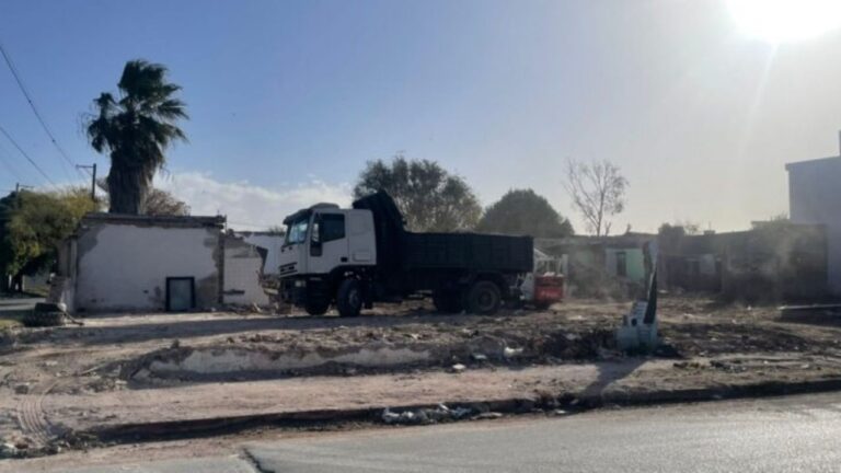 Tiraba escombros en la calle: lo multaron y debió limpiar la zona